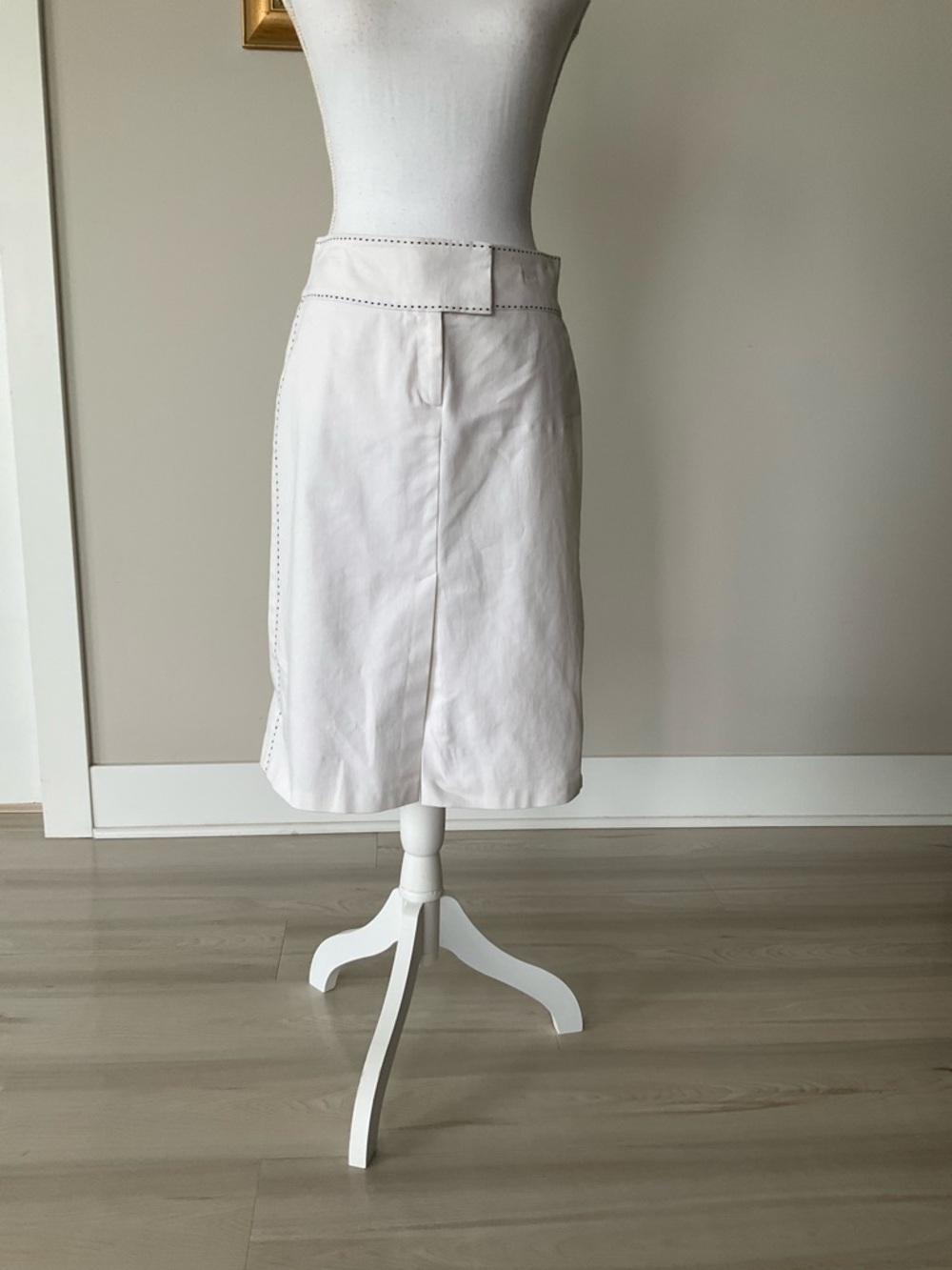 Tailored White Pencil Skirt with Subtle Front Slit